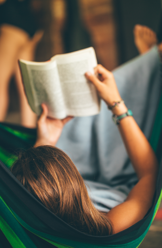 leesplezier stimuleren door het goede voorbeeld te geven, dus pak een moment om lekker te relaxen en boek of tijdschrift te lezen, bijvoorbeeld in de hangmat